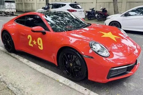 Porsche 911 của đại gia Hà Nội 'khoác áo' cờ đỏ sao vàng tuyệt đẹp