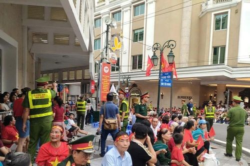 Người dân đổ về ngã tư Tràng Tiền - Đinh Tiên Hoàng xem sơ duyệt diễu binh