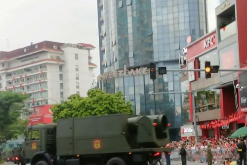 Đội hình xe pháo quân sự tiến vào trung tâm trước giờ sơ duyệt diễu binh A80