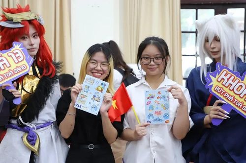 Tân sinh viên 'vượt gió, thắng mưa' đến nhập học trực tiếp