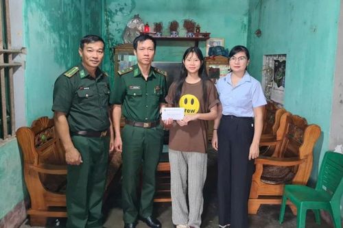 Biên phòng Quảng Ninh 'Nâng bước em đến trường'