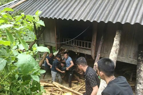 Vì nhân dân quên mình trong bão lũ