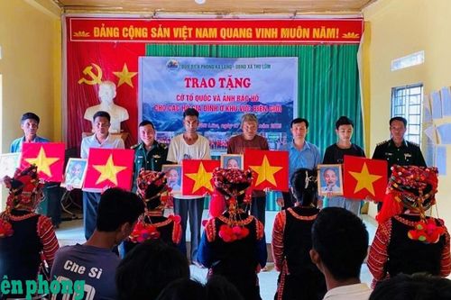 Đồn Biên phòng Ka Lăng trao tặng bộ cờ Tổ quốc và ảnh Bác Hồ cho nhân dân xã Thu Lũm