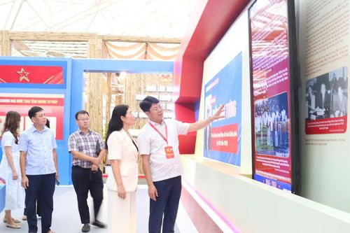 Thứ trưởng Nguyễn Thanh Tịnh kiểm tra không gian triển lãm của Bộ Tư pháp