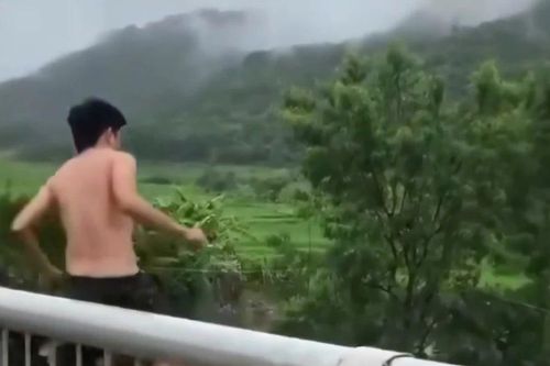 Video người đàn ông ở Thanh Hóa nhảy xuống dòng suối cuồn cuộn nước lũ rồi mất tích