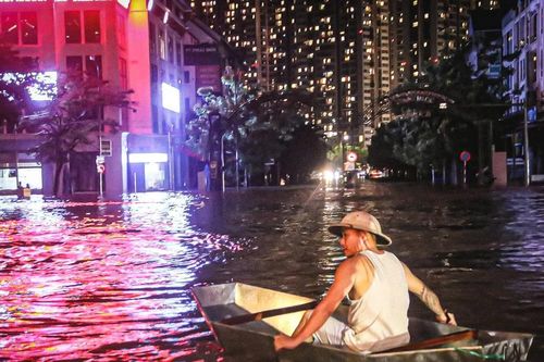 24 giờ mất điện, nước: Hàng trăm hộ dân ở 'làng' biệt thự triệu đô Hà Nội thắp đèn dầu, loay hoay 'chạy' ngập
