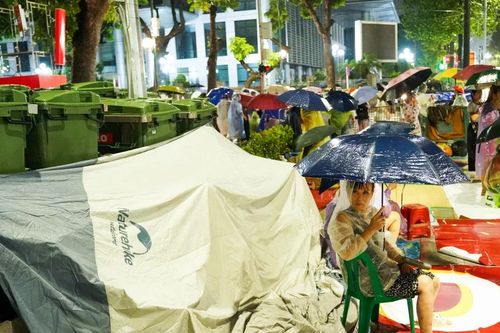 Người dân đội mưa cắm trại xuyên đêm chờ xem sơ duyệt diễu binh, diễu hành