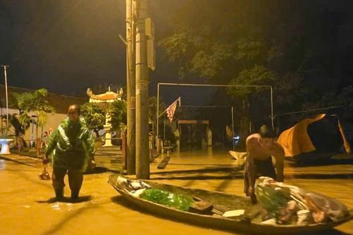 Hà Nội: Hàng trăm hộ chạy lũ trong đêm