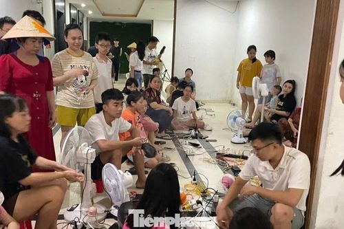 Chật kín người ngồi chờ sạc điện thoại ở trung tâm thương mại, chung cư
