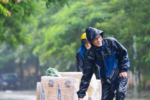 Mưa lớn kéo dài, một số tuyến phố Hà Nội vẫn ngập sâu, cuộc sống sinh hoạt bị đảo lộn