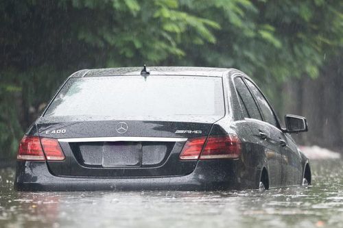 Bao giờ Hà Nội thoát cảnh 'phố biến thành sông' sau cơn mưa?