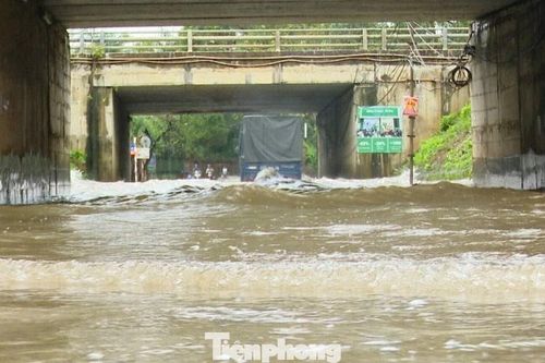 'Phong tỏa' nhiều hầm chui đại lộ Thăng Long vì ngập sâu