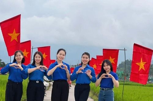 Đường cờ Tổ quốc rực rỡ giữa cánh đồng Mường Thanh