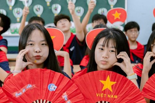 Tặng 5.500 quạt in hình cờ đỏ sao vàng cho người dân xem diễu binh, diễu hành 2/9