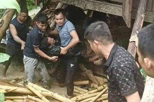 30 phút đào bớt đất cứu 2 cán bộ bị nhà sập đè khi đang giúp dân di dời
