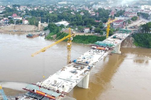 Hợp long cầu Phong Châu sau gần 300 ngày thi công
