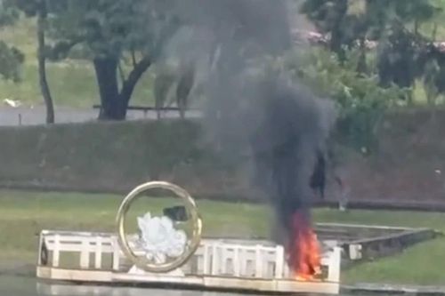 Cầu chữ Y bên hồ Xuân Hương chìm trong lửa, do người dân đốt vàng mã