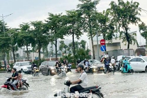 Nước sông Nhuệ dâng cao gây ngập và tê liệt nhiều tuyến đường