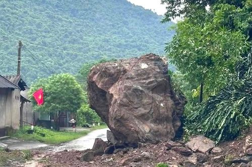 Tảng đá hàng chục tấn lăn xuống chắn ngang quốc lộ sau bão