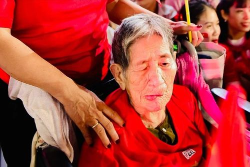 Hành trình đặc biệt của cụ bà gần 100 tuổi về Hà Nội xem diễu binh