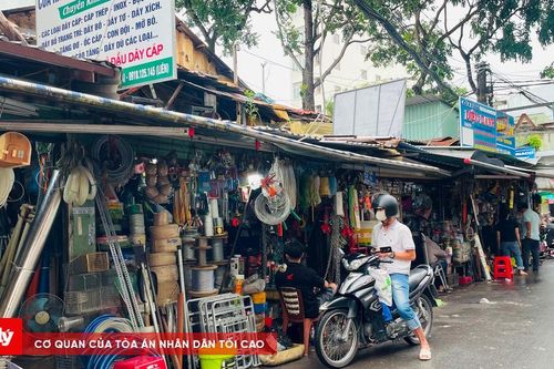 Độc đáo chợ sắt giữa lòng Tây Đô