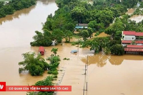 Bất chấp mưa lũ, nước dâng cao, người dân vẫn ra sông, hồ đánh cá