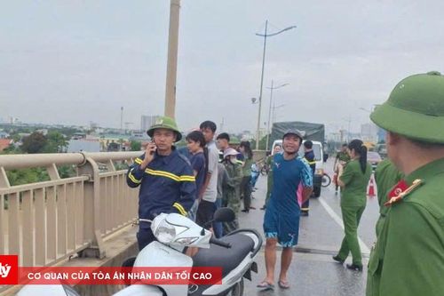 Người phụ nữ bỏ lại xe máy nhảy cầu tự vẫn