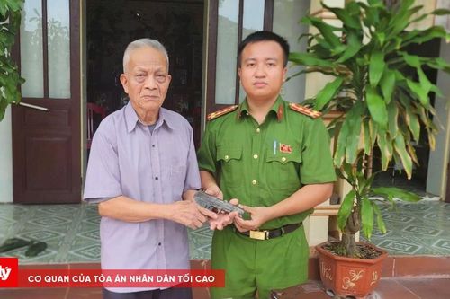 Người dân phát hiện súng, đạn khi đào chuối trên đê