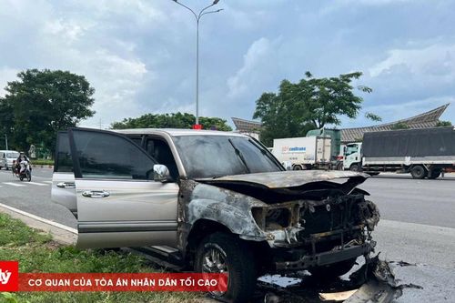 Đang di chuyển trên đường, ô tô bốc cháy dữ dội
