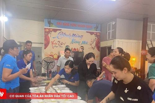 Người dân nấu cơm gửi đến bà con vùng lũ