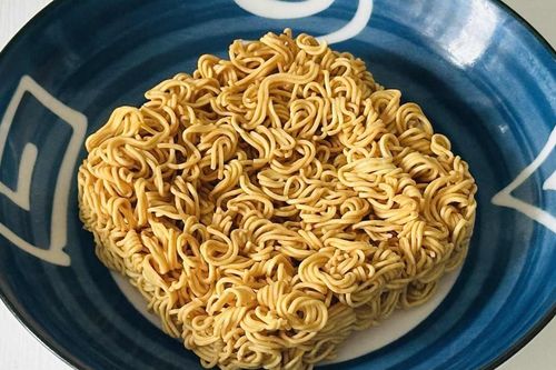 Cậu bé 13 tuổi ở Ai Cập tử vong sau khi dùng mì ăn liền sống