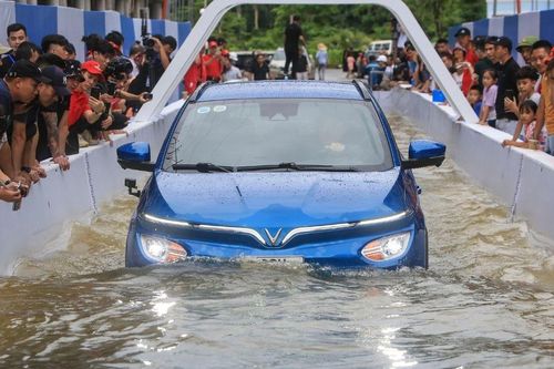 Xe điện có an toàn khi đi qua vùng ngập nước sâu?