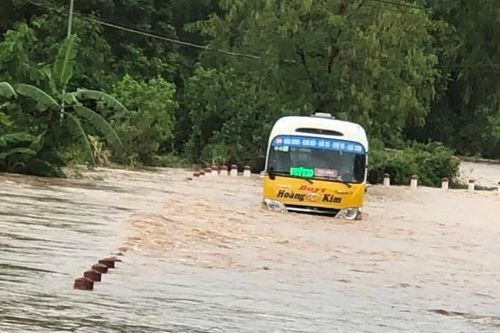 Tài xế xe buýt 'thông chốt' lao vào dòng nước xiết, tiết lộ lý do khó tin