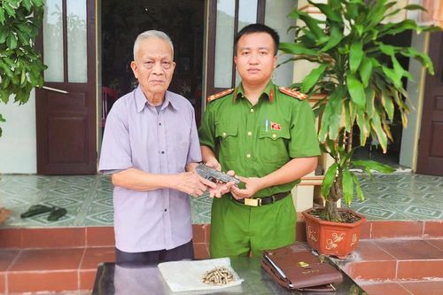 Đào chuối trên đê, người đàn ông ở Ninh Bình phát hiện thứ đáng sợ, lập tức báo công an