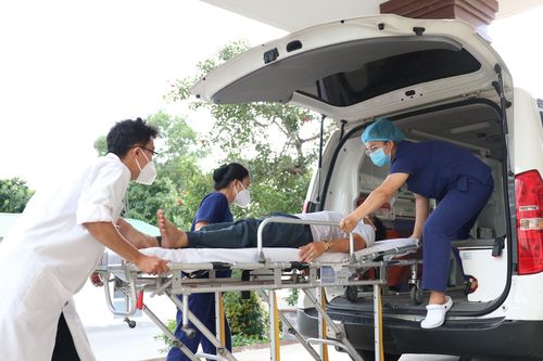 Trách nhiệm của bệnh viện từ vụ thu 21 triệu đồng tiền xe cấp cứu