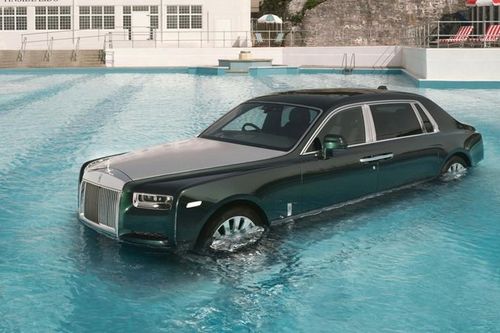 Sinh nhật chơi trội, ngâm Rolls-Royce Phantom VIII giá 18 tỷ đồng dưới hồ bơi