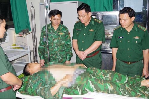 Hai cán bộ bị nhà sập đè khi giúp dân, 30 phút khẩn cấp đưa người ra khỏi đống đổ nát