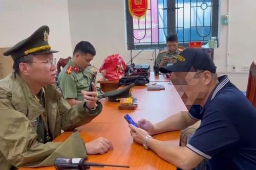 Công an Hà Nội dẹp tình trạng 'giữ chỗ' cho thuê ghế xem diễu binh