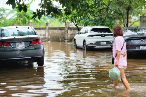 Cư dân Hà Nội nhìn loạt ô tô bị ngâm nước nhưng không còn cách nào đưa ra ngoài