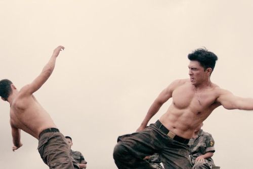 Mỹ nam 6 múi cao 1m78 hot nhất phim 'Mưa đỏ' là ai?