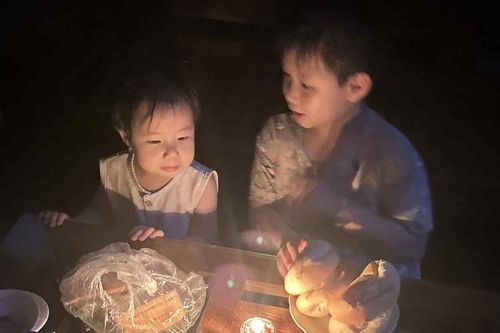 Dân chung cư Hà Nội leo bộ 9 tầng, lội nước mang nồi cơm điện đi cắm nhờ
