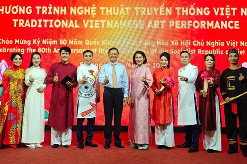 Biểu diễn nghệ thuật phục vụ cộng đồng người Việt Nam tại Singapore