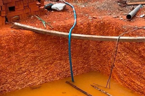 Rơi xuống hố nước cạnh nhà, bé gái 6 tuổi chết đuối thương tâm