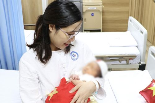 Nghẹn ngào khoảnh khắc đón con gái chào đời từ phôi thai trữ đông 11 năm trước