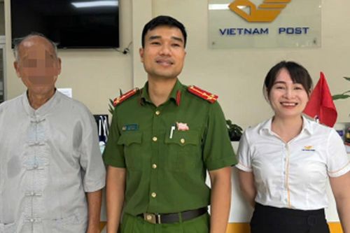 Thấy cụ ông rút sạch tiền tiết kiệm, nữ nhân viên Hà Nội linh cảm điều lạ