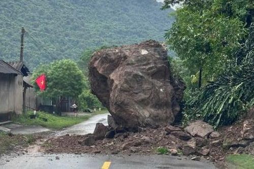 Tảng đá chục tấn lao xuống quốc lộ, xe khách chở hàng chục người thoát hiểm trong tích tắc