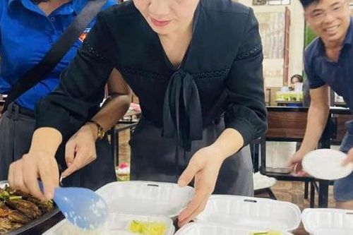 Xã ở Thanh Hóa phát cơm miễn phí cho các gia đình vùng lũ