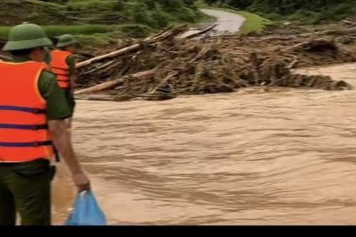 Video vượt mưa lũ giúp dân của Công an xã biên giới khiến vạn người mê