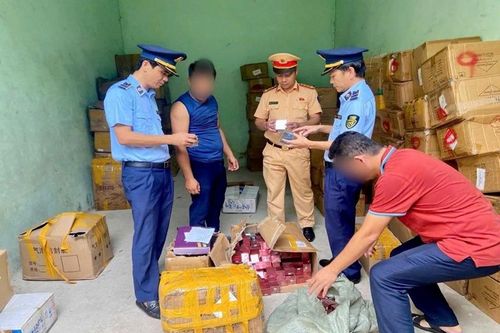 Phát hiện ô tô tải chở hơn 6.600 sản phẩm mỹ phẩm không rõ nguồn gốc