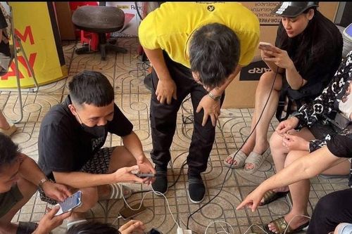 Mất điện sau bão số 5, nhiều cá nhân, doanh nghiệp cung cấp dịch vụ bơm nước, sạc điện miễn phí cho người dân